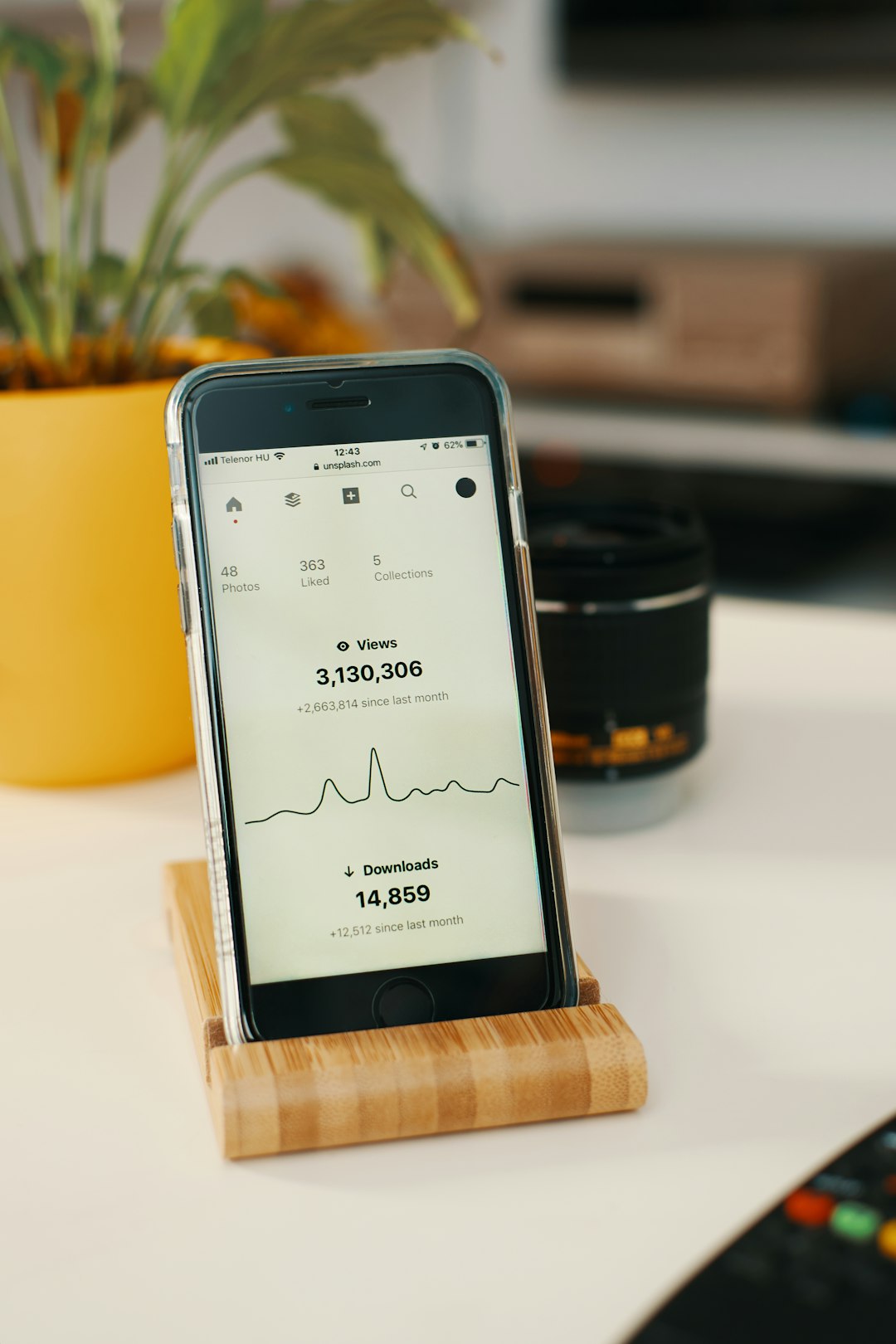 Person earning money from side hustles from your phone using gig apps
